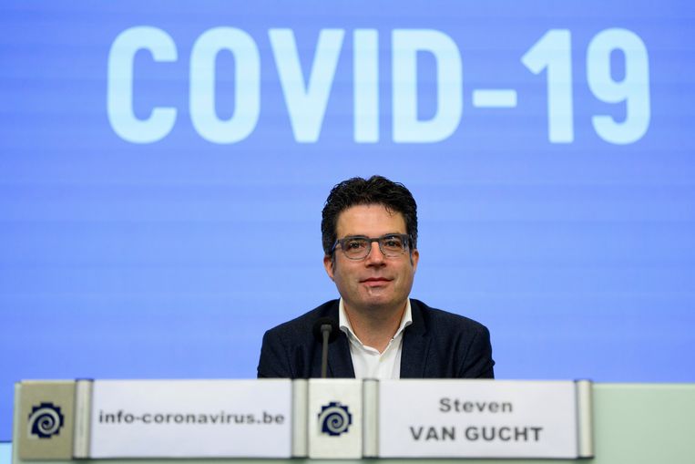 Achter dit gekende beeld – Steven Van Gucht op een persconferentie over de dagelijkse cijfers – gaan tientallen andere werknemers schuil. Beeld Photo News