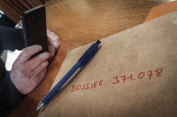 Het chatten met een minderjarige brak een advocaat uit Ieper zuur op. (Foto ter illustratie)