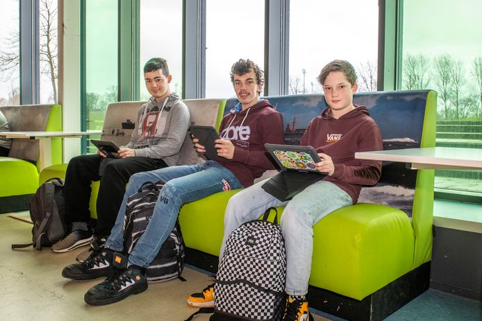 Leerlingen van de CSW kunnen niet op sociale media en brugklassers moeten hun telefoon inleveren. ,,Als je nu op Snapchat klikt, blijft je hangen bij het logo.”