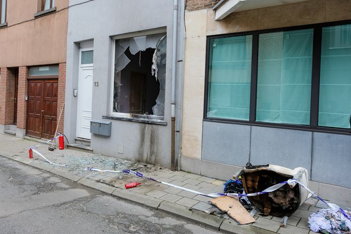 De molotov-cocktail werd door het raam naar binnen gegooid. Buren en bewoners blusten het vuur met brandblusapparaten.