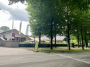 De manege met onder meer een restaurant, sportschool en woning op het perceel aan de Valkenburglaan, hoek Sonnenberglaan in Oosterbeek.