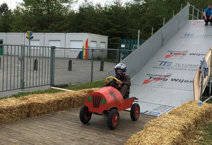Zeepkistenrace tijdens het Huttenbouwspektakel  in Budel-Dorplein.