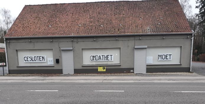 Biljartcafé De Ploeg laat aan haar vitrine duidelijk zien dat ze niet eens is met het tijdelijk verbod op biljarten op café