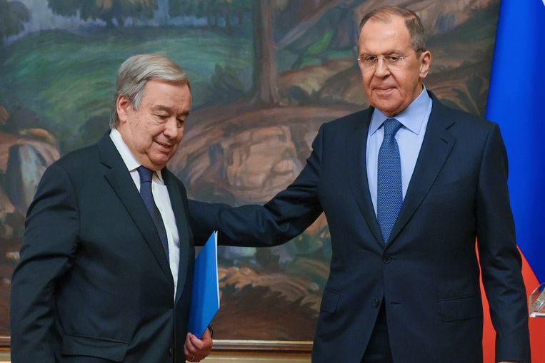 De Russische minister van buitenlandse zaken Sergej Lavrov (rechts) had dinsdag een ontmoeting met VN-secretaris-generaal Antonio Guterres. De VN-topman zei een 'zo snel mogelijk' einde aan de oorlog te willen.  Beeld AP