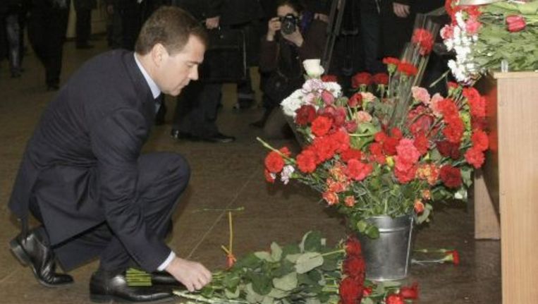 De Russische president Medvedev legt bloemen bij een van de metrostations die getroffen werd door de aanslagen. ANP Beeld 