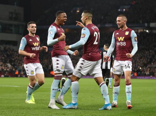 Anwar El Ghazi (rechts) viert feest met Ezri Konsa.
