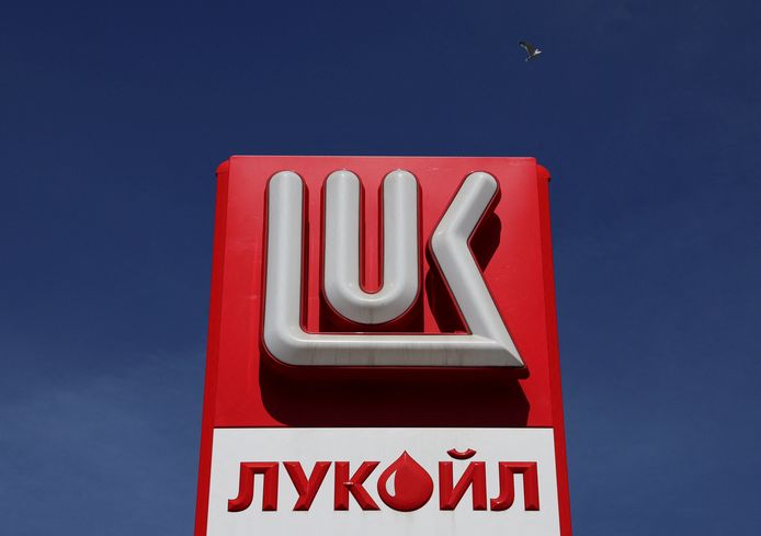 Archiefbeeld. Een tankstation van Lukoil in Sint-Petersburg. (25/05/22)