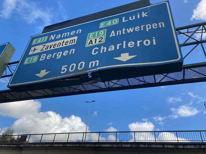 Ook een signalisatiebord boven de snelweg werd geraakt.