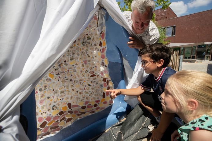 Michiel van Dijk nam het initiatief voor een monument voor het onbekende kind, een project waar hij al 10 jaar mee bezig is. Leerlingen Fenna en Kerem mochten alvast even onder het doek spieken voor de onthulling.