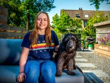 Nieuwkoopse Evi (17) over honden, corona en liefde: ‘Ik heb een obsessie voor mopshonden’