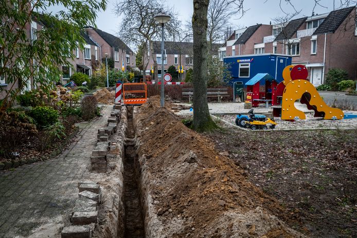 In het Bretagnehof in Eindhoven werden vorige maand meer dan 300 meter zware kabels aangelegd om in de elektriciteitsvraag van één adres te kunnen voorzien.