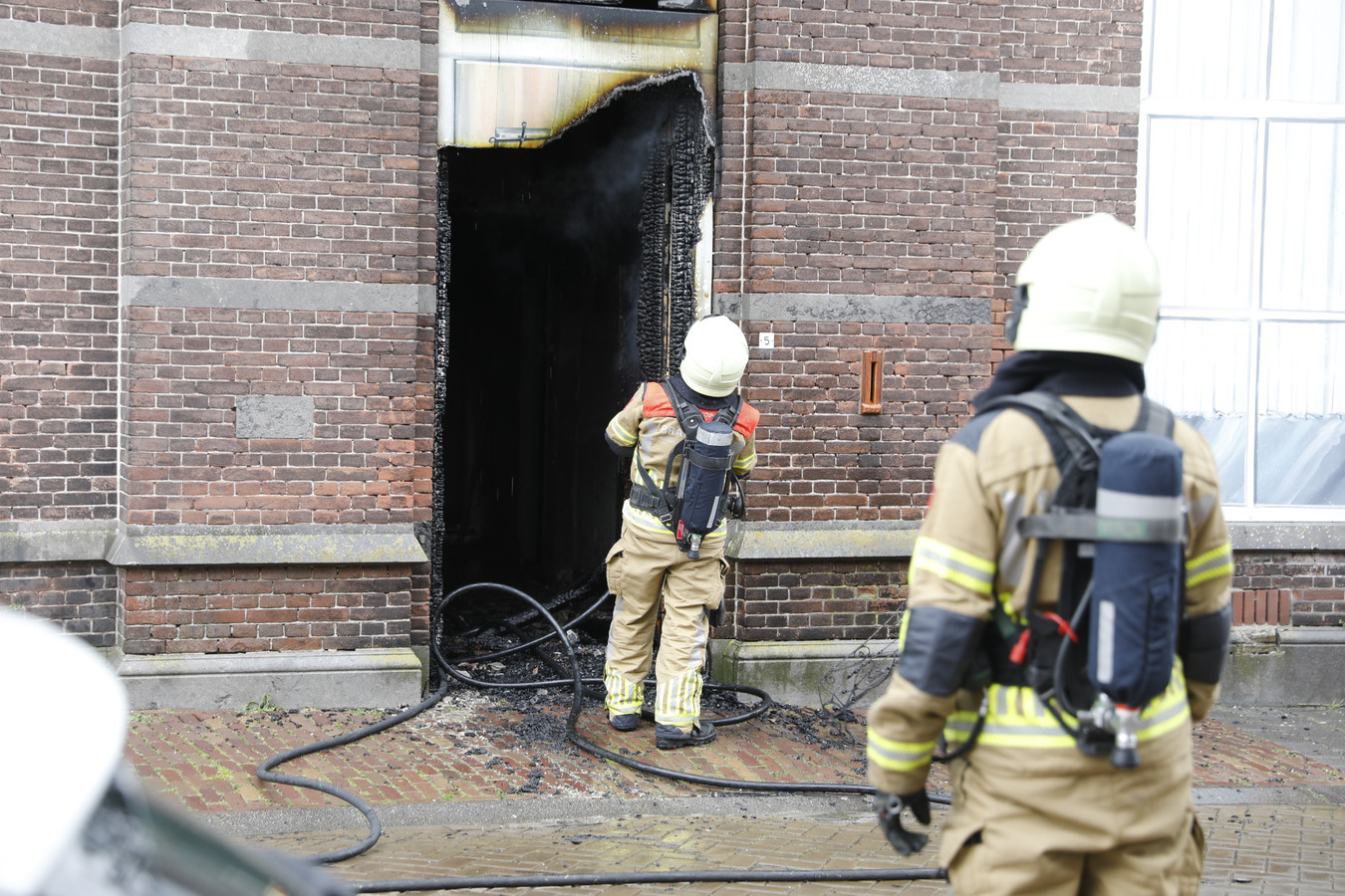 Veel rook bij brand in slooppand in Oud Gastel Foto bndestem.nl