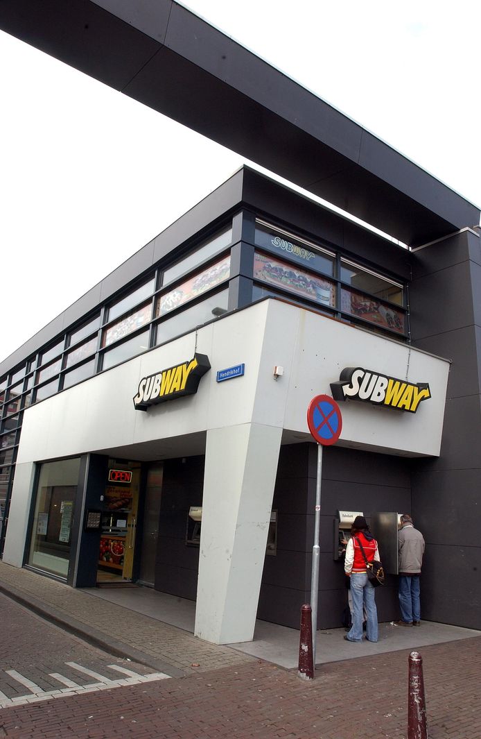 De voormalige Subway aan het Piusplein. Het pand wordt verbouwd: aan de voorkant de glazen ingang waardoor het fastfoodrestaurant 'niet meer te missen is'.