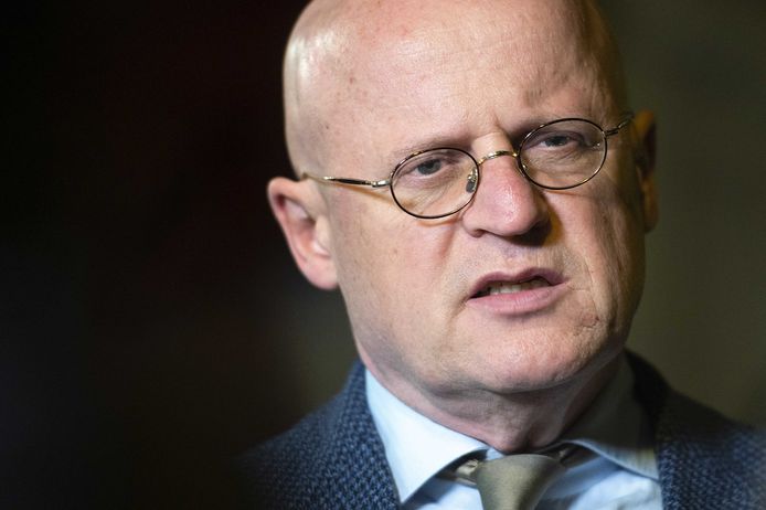 Minister Ferd Grapperhaus (Justitie en Veiligheid) praat na afloop van het wekelijkse veiligheidsberaad tussen burgemeesters met de pers voor zijn woning.