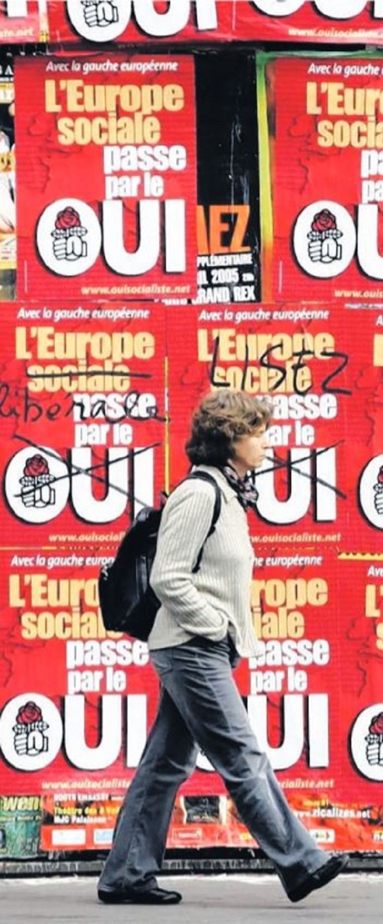 Posters voor de campagne voor het Franse referendum over de Europese grondwet in 2005 Beeld Charles Platiau