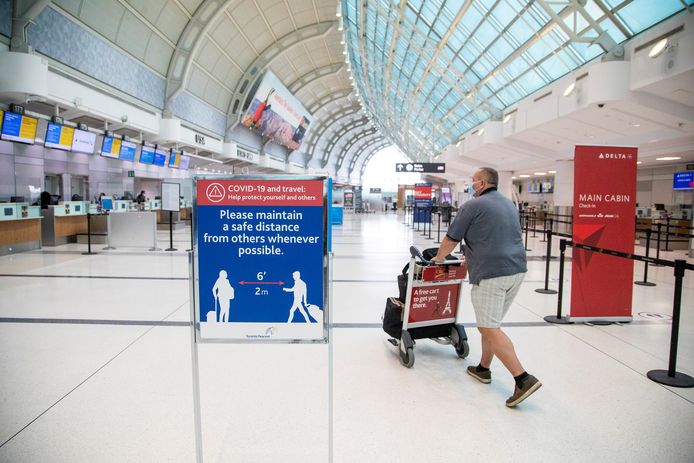 Archiefbeeld. Een eenzame reiziger op het internationale vliegveld van Toronto (23/06/2020)