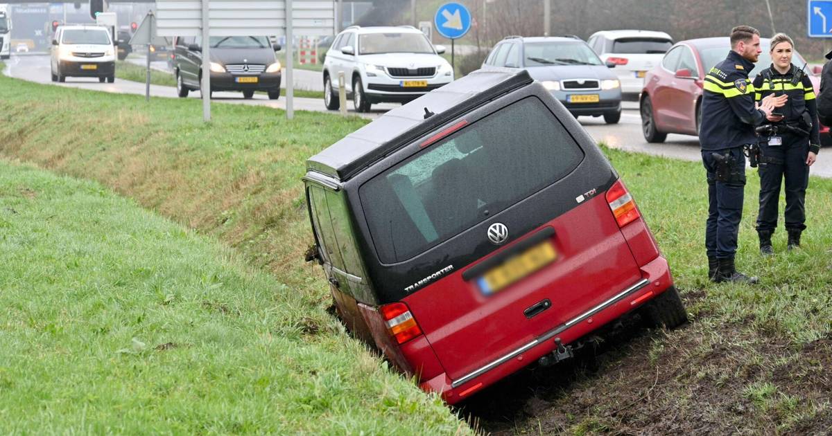 Auto raakt van de weg en belandt in sloot in Sprundel