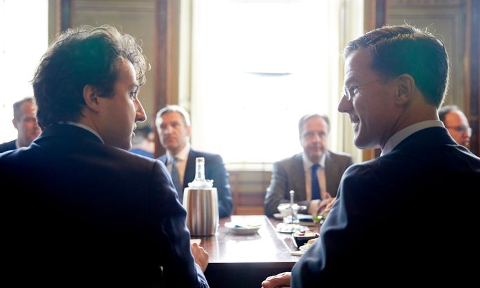 Voorgrond: Jesse Klaver (links) en Mark Rutte (rechts) tijdens een van de onderhandelingen tijdens de afgelopen kabinetsformatie. Achtergrond: Sybrand Buma (Links) en Alexander Pechtold (rechts).