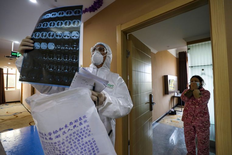Een dokter bekijkt scans in een ziekenhuis in Wuhan.  Beeld AP