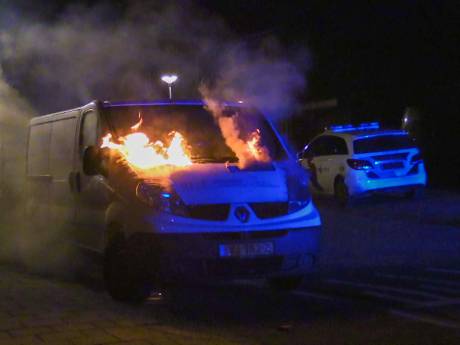 Bedrijfsbus in Enschede verwoest door brand