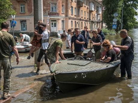 Grote zorgen over hulpverlening na instorten Kachovka-dam, Zelensky boos op VN en Rode Kruis