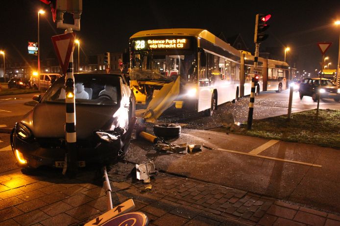 Er is bij de botsing tussen en de bus en de auto veel ravage ontstaan.