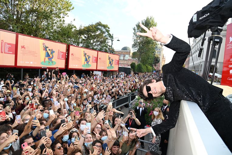 Timothée Chalamet poseert op de rode loper met fans. Beeld Getty 