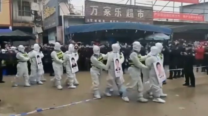 De vertoning met de vier coronaverdachten in de stad Jingxi. China kondigde in 2010 nochtans aan te stoppen met 'schandemarsen' waarbij geboeide criminelen aan het publiek worden getoond.