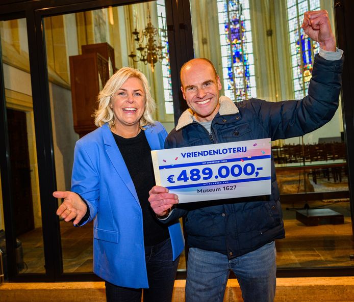 Koen klein Tuente van Nationaal Museum Tachtigjarige Oorlog mocht de cheque, ter waarde van 489.000 euro, in ontvangst nemen die uitgereikt werd door presentatrice Irene Moors.