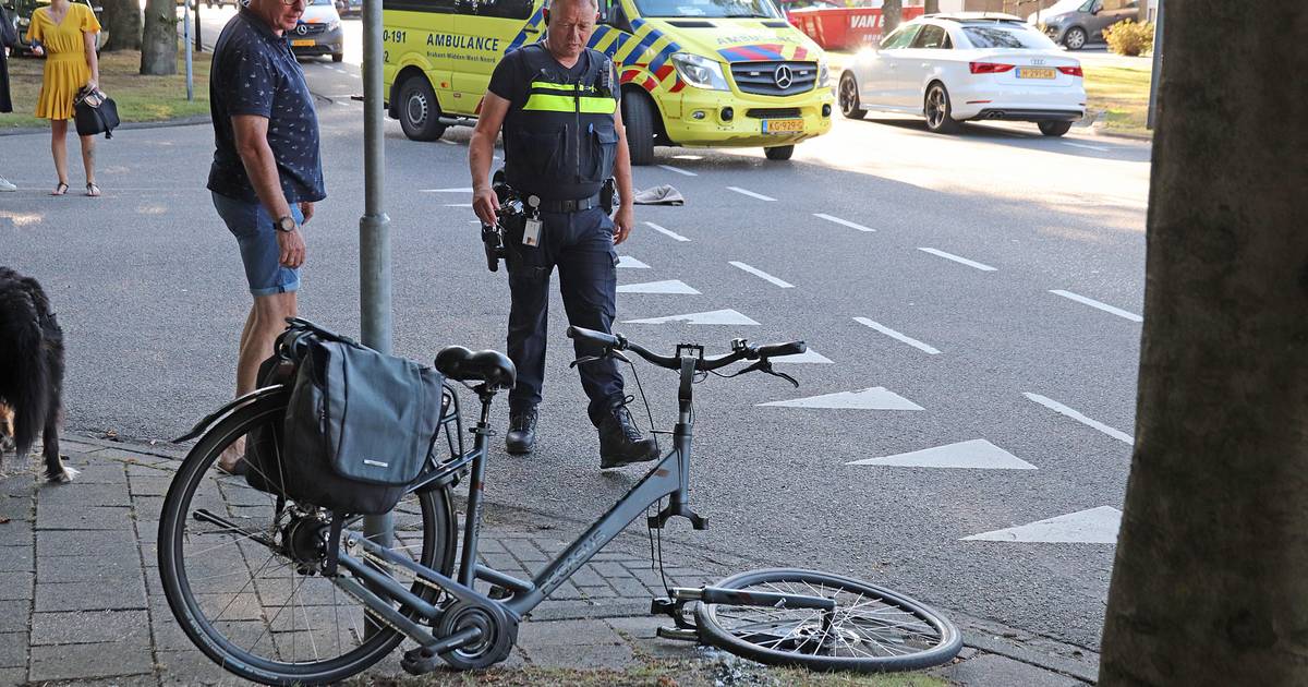 Fietsster gewond bij botsing met auto in Waalwijk.