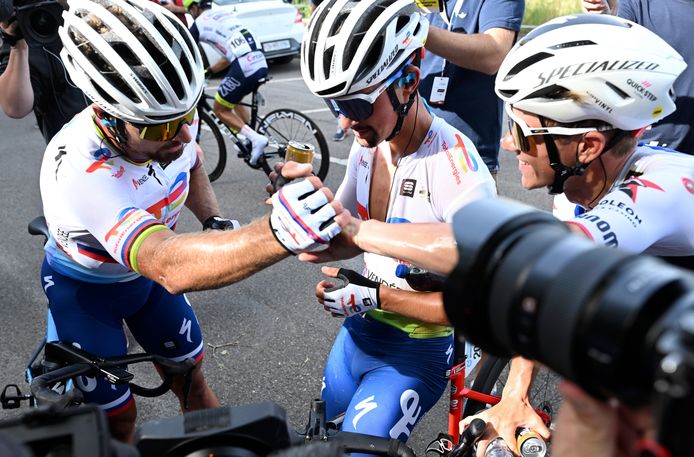 Peter Sagan krijgt felicitaties van Remco Evenepoel. Die ontsnapte aan een zware valpartij en finishte als 47ste.