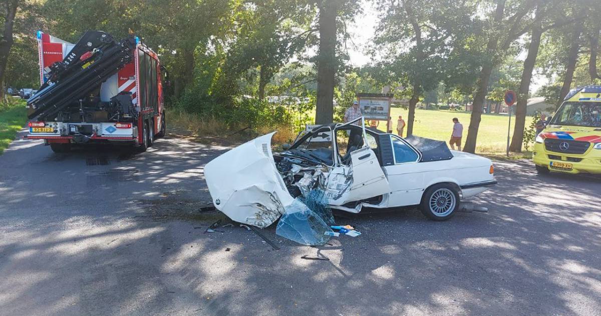 Inzittenden van auto zwaargewond na botsing met vrachtwagen in Haaksbergen.