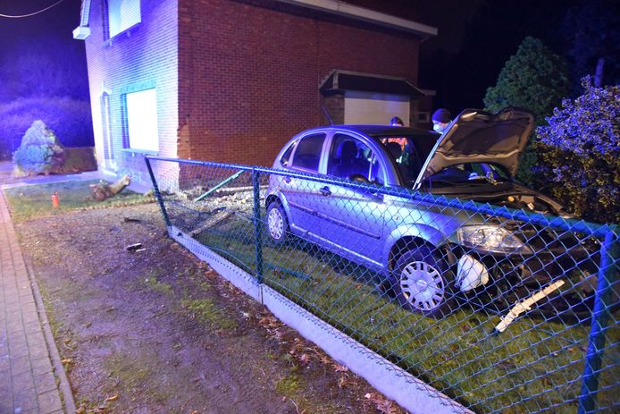 De gevel van de woning raakte beschadigd door het ongeval.