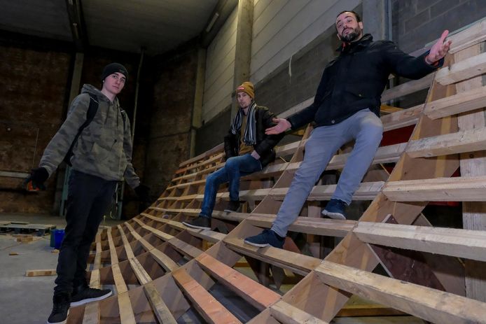 Anthony Aymard en helpers Bryan en Jimmy zijn bezig met de opbouw van het nieuwe skatepark.