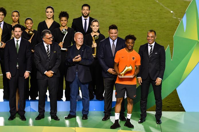 Sontje Hansen met de Gouden Schoen. Naast hem de Braziliaanse legendes Ronaldo (links) en Cafu.