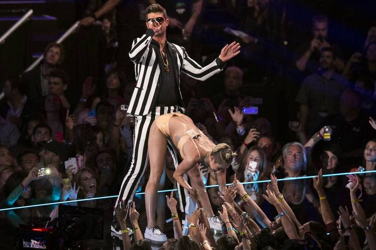 Miley Cyrus met Robin Thicke tijdens de MTV Music Awards. Beeld reuters