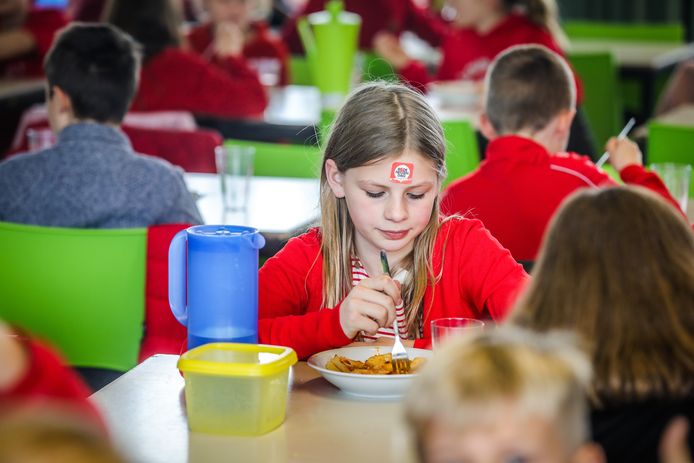 Brugge rode neuzenpasta in de refter van basisschool st Lodewijks Gistelse Steenweg