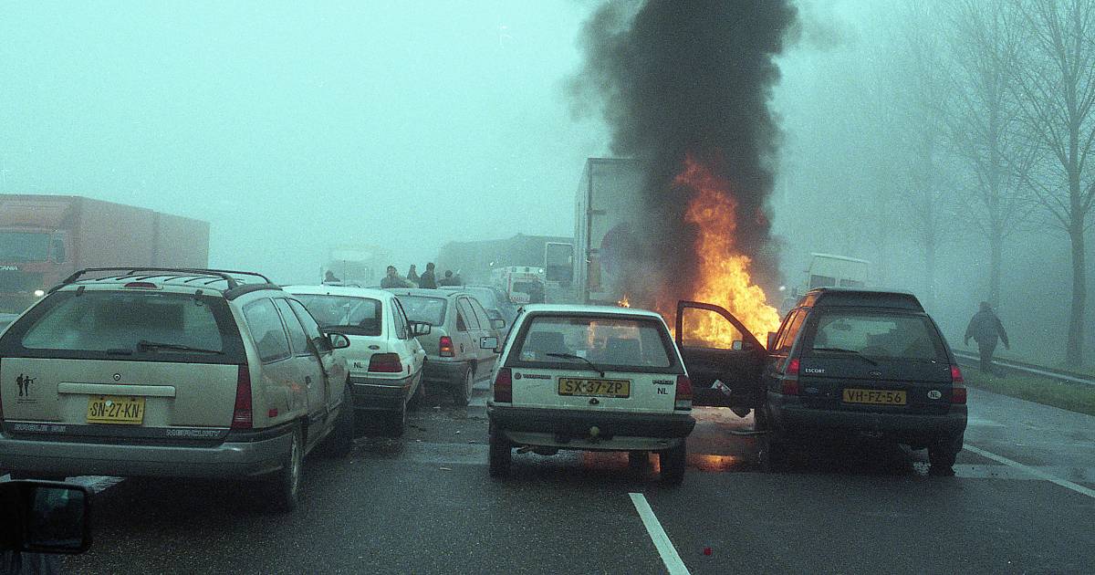 De dag van die kettingbotsing met honderd auto’s, 25 jaar geleden: ‘Ze staart mij achter verbrijzeld glas aan’.