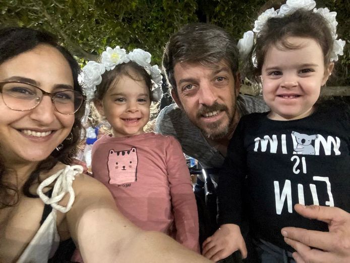 De 33-jarige David Cunio met zijn vrouw Sharon en zijn dochters Emma en Julie.
