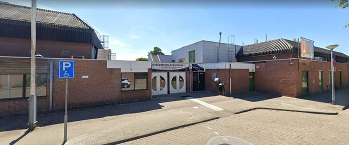 Sportcentrum Arkendonk in Oosterhout, met links de te vernieuwen sporthal en rechts het te slopen zwembad.