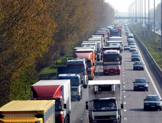Bestuurder gaat over de kop op E40 in Merelbeke: slachtoffer in levensgevaar