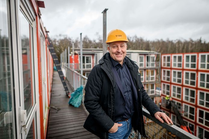 Pascal Lutjenhuis van Trebbe, met op de achtergrond de dertig woonunits die nu zo goed als klaar zijn.