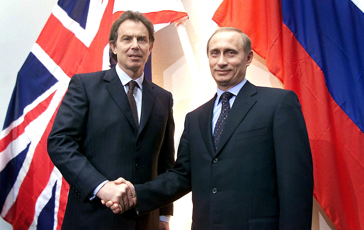 Poetin bij Brits premier Blair (2000). ‘In zijn eerste jaar is hij vier keer naar Londen ­geweest. Dat was een duidelijke boodschap aan Europa, aan wereldleiders. Hij zei: ik ben een van jullie.’ Beeld AFP