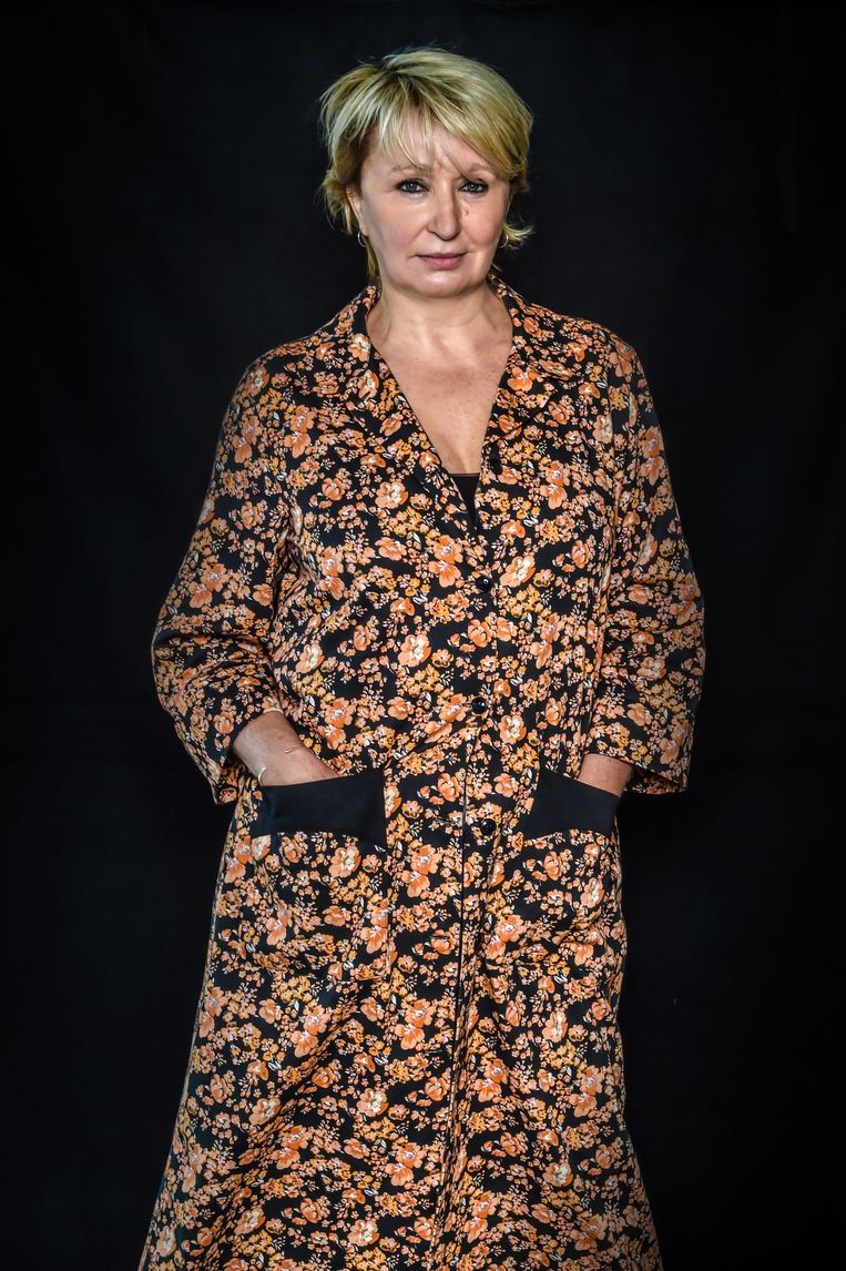 Lieve Blancquaert: 'Ik herinner me nog goed hoe ik, toen ik amper 40 was, een mouwloze jurk paste en een vriendin zich afvroeg of we ondertussen niet te oud waren geworden voor blote armen.' Beeld Koen Bauters Humo 2019
