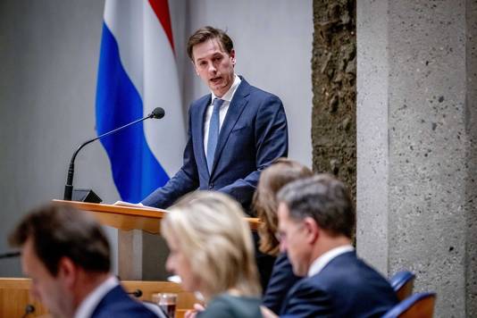  Laurens Dassen van Volt tijdens een debat in de Tweede Kamer over de staat van de oorlog in Europa. Kamerleden spreken onder meer over hoe Nederland Oekraïne ondersteunt. 