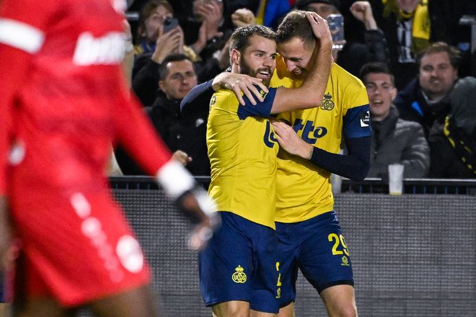 Bart Nieuwkoop viert zijn winnende treffer tegen Royal Antwerp.