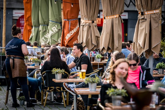 Drukte op terrassen op de Markt in Den Bosch.  Stichting Den Bosch Partners wil bezoekers verleiden om ook naar andere delen van de stad te gaan.