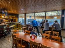 Het blijft gezellig in Sporthal Heuvelland: Er staat  weer iemand achter de bar voor bier, cola en ‘bruin fruit’