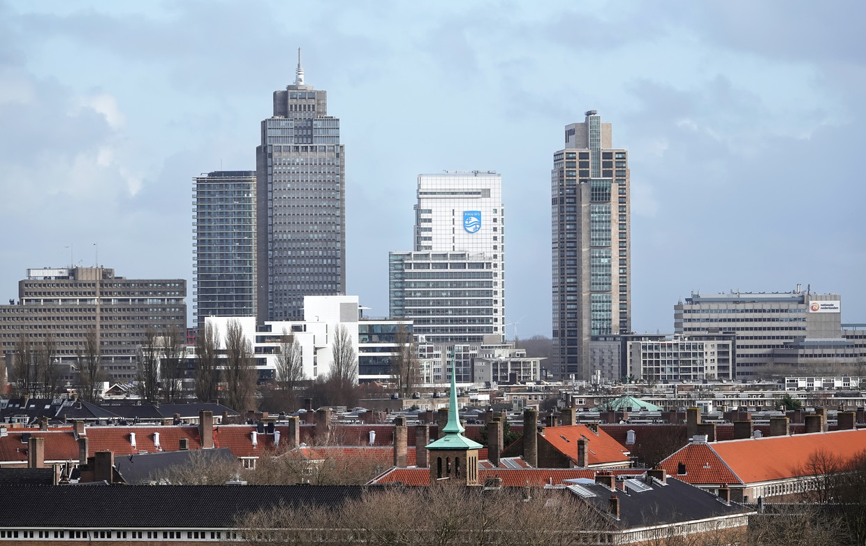 De Breitnertoren in Amsterdam (midden), waar Philips nu nog met zijn hoofdkantoor is gevestigd. Het concern wil naar de Zuidas. Beeld ANP / Berlinda van Dam