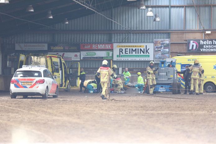Brandweerlieden, ambulancemedewerkers en agenten schoten te hulp, nadat twee Poolse zonnepanelenleggers door het slechte dak in Den Ham vielen.